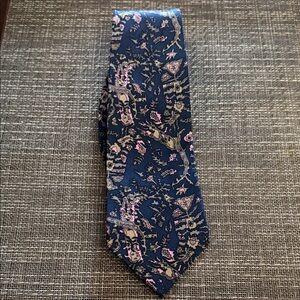 Regency 100% silk Floral Men's Tie. Like New!